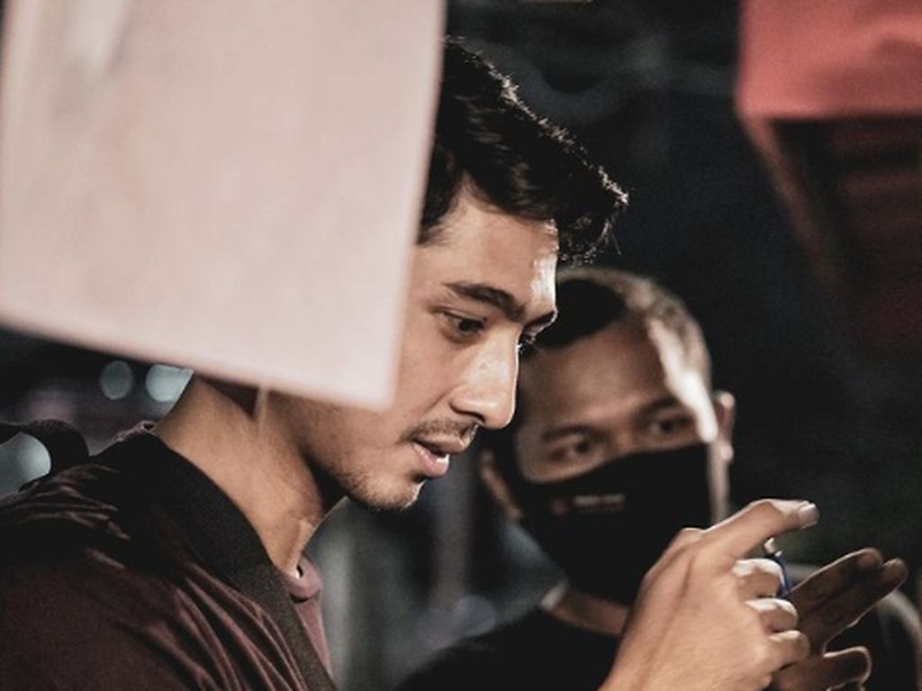 10 Potret Editan Seleb Pria Berubah Jadi Cantik, Arya Saloka Jadi Sorotan 10 Potret Editan Seleb Pria Berubah Jadi Cantik, Arya Saloka Jadi Sorotan