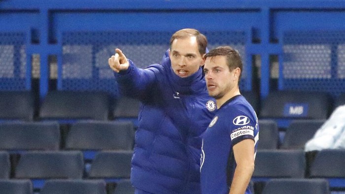 Chelseas new head coach Thomas Tuchel talks to Chelseas Cesar Azpilicueta during the English Premier League soccer match between Chelsea and Wolverhampton Wanderers at Stamford Bridge Stadium in London, England, Wednesday, Jan. 27, 2021. (AP Photo/Frank Augstein)