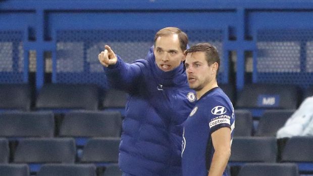 Chelsea's new head coach Thomas Tuchel talks to Chelsea's Cesar Azpilicueta during the English Premier League soccer match between Chelsea and Wolverhampton Wanderers at Stamford Bridge Stadium in London, England, Wednesday, Jan. 27, 2021. (AP Photo/Frank Augstein)