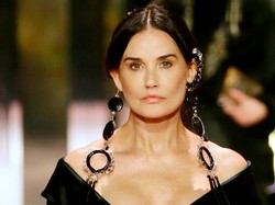 Diduga Oplas, Wajah Demi Moore Hampir Tak Dikenali di Catwalk Fendi