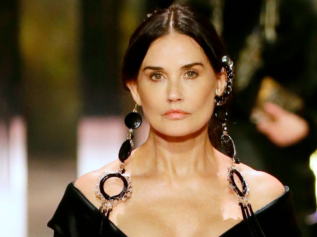 Demi Moore Buka Suara Setelah Viral Saat Jadi Model Fashion Show Fendi Demi Moore Buka Suara Setelah Viral Saat Jadi Model Fashion Show Fendi
