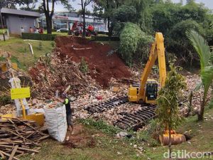 Dua Ekskavator Mulai Bersihkan Kali Sampah di Kota Depok Dua Ekskavator Mulai Bersihkan Kali Sampah di Kota Depok