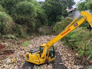 Depok Kerahkan Ekskavator Bersihkan Kali Sampah, Target: Sepekan Kelar Depok Kerahkan Ekskavator Bersihkan Kali Sampah, Target: Sepekan Kelar
