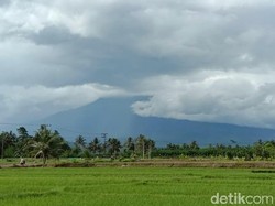Warga Lereng Gunung Raung Cium Bau Belerang dan Dengar Gemuruh