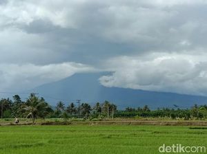 Warga Lereng Gunung Raung Cium Bau Belerang dan Dengar Gemuruh Warga Lereng Gunung Raung Cium Bau Belerang dan Dengar Gemuruh