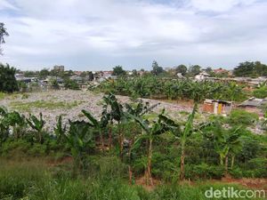 Sampah Selapangan Bola di Bekasi Belum Mulai Diangkut Juga Sampah Selapangan Bola di Bekasi Belum Mulai Diangkut Juga