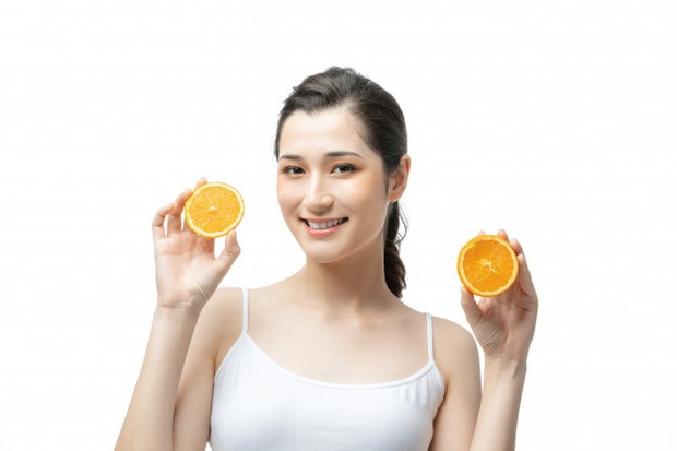 Irisan lemon bisa digunakan untuk mengatasi jerawat di dada/freepik.com