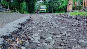 Jalur Evakuasi Gunung Merapi Rusak Parah