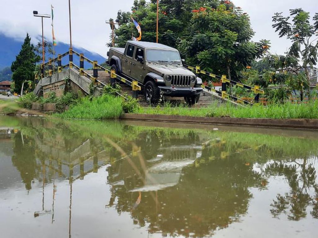 Tampang Gahar Jeep Gladiator Rp 1,980 Miliar