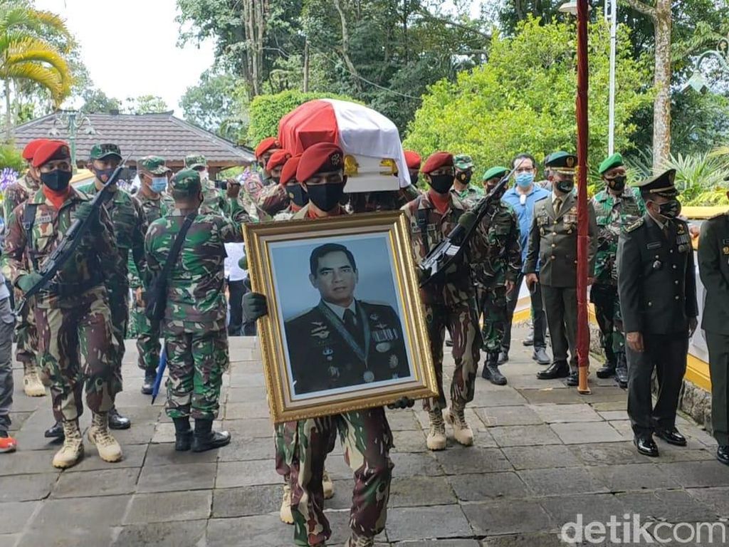Jenazah Wismoyo Arismunandar Tiba di Giribangun, Disambut Titiek Soeharto