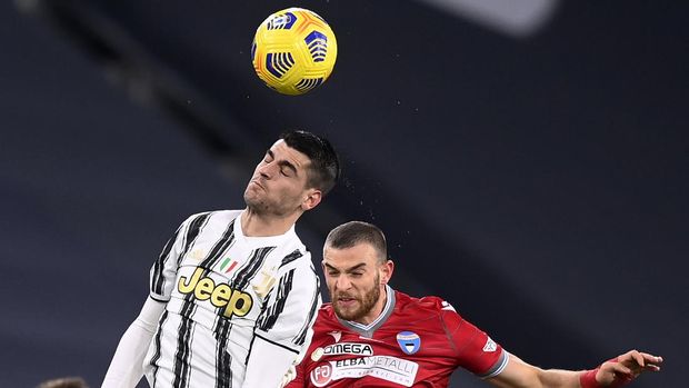 Alvaro Morata of Juventus, left, challenges for a header with Francesco Vicari of Spal, during their Italian Cup, quarterfinal soccer match between Juventus and Spal at the Allianz stadium in Turin, Italy, Wednesday, Jan. 27, 2021. (Fabio Ferrari/LaPresse via AP)