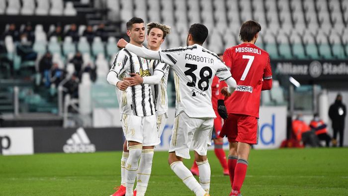 Juventus TURIN, ITALY - JANUARY 27: Alvaro Morata of Juventus celebrates after scoring their sides first goal with team mates during the Coppa Italia match between Juventus and SPAL at Allianz Stadium on January 27, 2021 in Turin, Italy. Sporting stadiums around Italy remain under strict restrictions due to the Coronavirus Pandemic as Government social distancing laws prohibit fans inside venues resulting in games being played behind closed doors. (Photo by Valerio Pennicino/Getty Images)