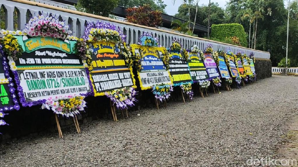 Deretan Karangan Bunga Hiasi Astana Giribangun Deretan Karangan Bunga Hiasi Astana Giribangun