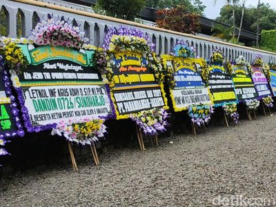 Deretan Karangan Bunga Hiasi Astana Giribangun