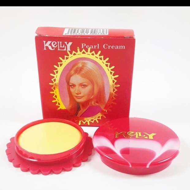 Kelly Pearl Cream/Photo iklan produk bedak