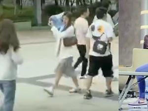 Kocak! Tren Wanita Perkasa Angkat Galon Ini Bikin Ngakak