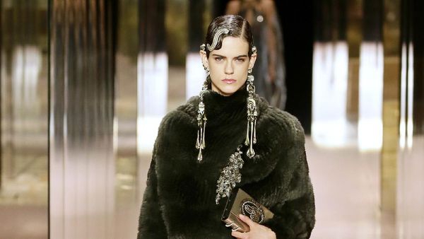 10 Koleksi Busana Fendi Couture Spring/Summer 2021, Demi Moore Curi Atensi