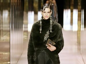 10 Koleksi Busana Fendi Couture Spring/Summer 2021, Demi Moore Curi Atensi