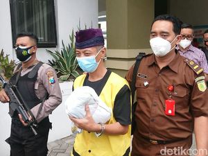 Korupsi e-Batarapos, Eks Kepala Kantor Campurdarat Ditahan di Kejati Jatim Korupsi e-Batarapos, Eks Kepala Kantor Campurdarat Ditahan di Kejati Jatim