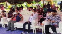 Atep mengaku sempat tegang. Namun setelah disuntik vaksin, ketegangan itu hilang. 