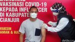 Legenda Persib Lord Atep Ikut Vaksinasi di Cianjur