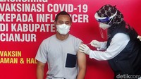 Pria bernama lengkap Atep Ahmad Rizal mengikuti vaksinasi di halaman Pendopo Cianjur, Jalan Siliwangi, Jawa Barat, Rabu (28/1/2021).