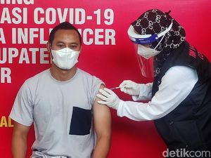 Momen Legenda Persib Lord Atep Disuntik Vaksin di Cianjur