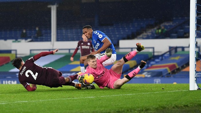 LIVERPOOL, ENGLAND - JANUARY 27: Jordan Pickford of Everton claims the ball ahead of James Justin of Leicester City and Yerry Mina of Everton during the Premier League match between Everton and Leicester City at Goodison Park on January 27, 2021 in Liverpool, England. Sporting stadiums around the UK remain under strict restrictions due to the Coronavirus Pandemic as Government social distancing laws prohibit fans inside venues resulting in games being played behind closed doors. (Photo by Michael Regan/Getty Images)