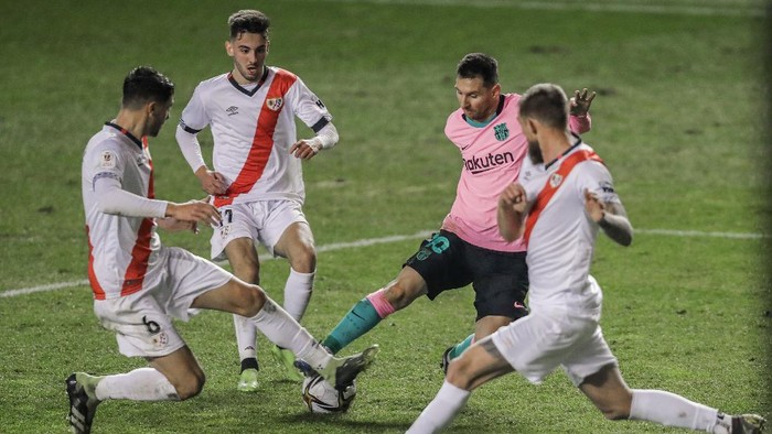 Barcelona's Lionel Messi controls the ball surrounded of Rayo players during a Spanish Copa del Rey round of 16 soccer match between Rayo Vallecano and FC Barcelona at the Vallecas stadium in Madrid, Spain, Wednesday, Jan. 27, 2021. (AP Photo/Manu Fernandez)