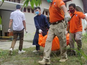 Olah TKP, Polisi Usut Penyebab Pegawai PT Agama Tewas Terbakar di Pekanbaru Olah TKP, Polisi Usut Penyebab Pegawai PT Agama Tewas Terbakar di Pekanbaru