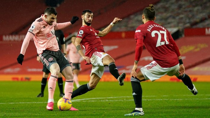MANCHESTER, ENGLAND - JANUARY 27: Oliver Burke of Sheffield United scores their sides second goal  during the Premier League match between Manchester United and Sheffield United at Old Trafford on January 27, 2021 in Manchester, England. Sporting stadiums around the UK remain under strict restrictions due to the Coronavirus Pandemic as Government social distancing laws prohibit fans inside venues resulting in games being played behind closed doors. (Photo by Tim Keeton -