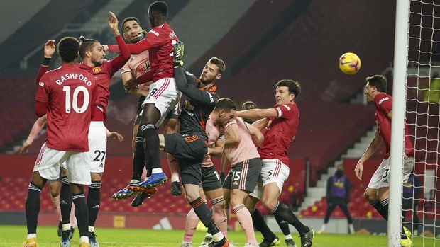 Sheffield United's Kean Bryan, third left, scores his team's first goal during the English Premier League soccer match between Manchester United and Sheffield United at Old Trafford, Manchester, England, Wednesday, Jan. 27, 2021. (AP Photo/Dave Thompson,Pool)