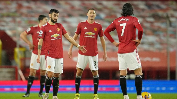 MANCHESTER, ENGLAND - JANUARY 27: Bruno Fernandes and Edinson Cavani of Manchester United in conversation during the Premier League match between Manchester United and Sheffield United at Old Trafford on January 27, 2021 in Manchester, England. Sporting stadiums around the UK remain under strict restrictions due to the Coronavirus Pandemic as Government social distancing laws prohibit fans inside venues resulting in games being played behind closed doors. (Photo by Dave Thompson - Pool/Getty Images)