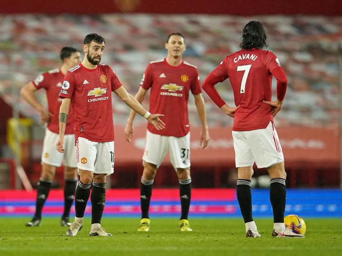MANCHESTER, ENGLAND - JANUARY 27: Bruno Fernandes and Edinson Cavani of Manchester United in conversation during the Premier League match between Manchester United and Sheffield United at Old Trafford on January 27, 2021 in Manchester, England. Sporting stadiums around the UK remain under strict restrictions due to the Coronavirus Pandemic as Government social distancing laws prohibit fans inside venues resulting in games being played behind closed doors. (Photo by Dave Thompson - Pool/Getty Images)