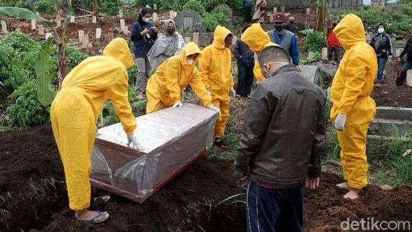 Momen Keluarga Angkut Sendiri Jenazah COVID-19 di Bandung