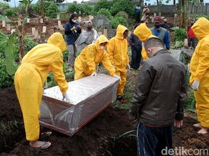 Momen Keluarga Angkut Sendiri Jenazah COVID-19 di Bandung