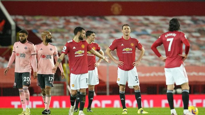 MU vs Sheffield MANCHESTER, ENGLAND - JANUARY 27: Nemanja Matic of Manchester United and team mates react after Sheffield United score their second goal during the Premier League match between Manchester United and Sheffield United at Old Trafford on January 27, 2021 in Manchester, England. Sporting stadiums around the UK remain under strict restrictions due to the Coronavirus Pandemic as Government social distancing laws prohibit fans inside venues resulting in games being played behind closed doors. (Photo by Dave Thompson - Pool/Getty Images)