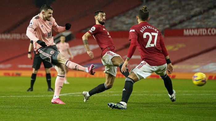 MANCHESTER, ENGLAND - JANUARY 27: Oliver Burke of Sheffield United scores their sides second goal  during the Premier League match between Manchester United and Sheffield United at Old Trafford on January 27, 2021 in Manchester, England. Sporting stadiums around the UK remain under strict restrictions due to the Coronavirus Pandemic as Government social distancing laws prohibit fans inside venues resulting in games being played behind closed doors. (Photo by Tim Keeton -
