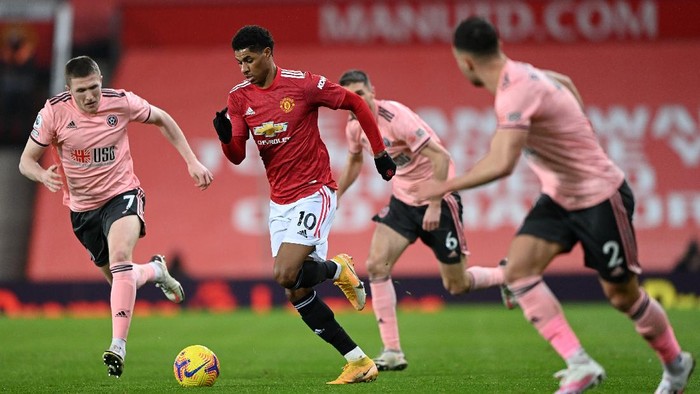 MANCHESTER, ENGLAND - JANUARY 27: Marcus Rashford of Manchester United is chased by John Lundstram of Sheffield United  during the Premier League match between Manchester United and Sheffield United at Old Trafford on January 27, 2021 in Manchester, England. Sporting stadiums around the UK remain under strict restrictions due to the Coronavirus Pandemic as Government social distancing laws prohibit fans inside venues resulting in games being played behind closed doors. (Photo by Laurence Griffiths/Getty Images)