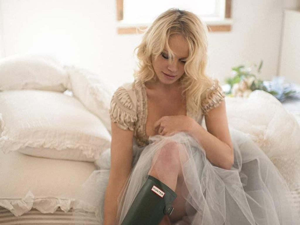 7 Gaya Seksi Pamela Anderson saat Menikah Ke-4 Kali, Dituding Jadi Pelakor 7 Gaya Seksi Pamela Anderson saat Menikah Ke-4 Kali, Dituding Jadi Pelakor