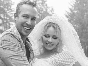 Pamela Anderson Gugat Cerai Suami Ke-4 Setelah Setahun Menikah Pamela Anderson Gugat Cerai Suami Ke-4 Setelah Setahun Menikah