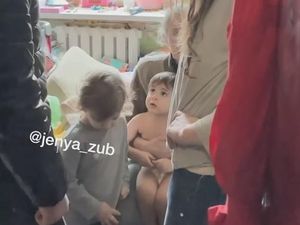 Parah! Wanita Ini Tega Beri Makan Daging Anjing Liar ke Anaknya