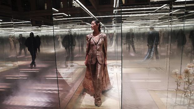 A model wears a creation for Fendi's Spring-Summer 2021 Haute Couture fashion collection presented Wednesday, Jan.27, 2021 in Paris. (AP Photo/Francois Mori)