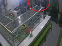 Tak Terima Ditagih Bon Makan, Pria Ini Siram Air Pelayan Warteg
