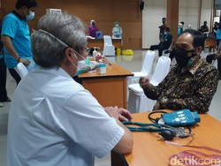 Mengeluh Sakit Lambung, Plt Walkot Cimahi Tunda Vaksinasi COVID-19 Tahap 2