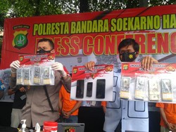 Sosok Pemalsu Dolar 1,4 M di Bandara Soetta Kolektor Uang Kuno-Guru Honorer