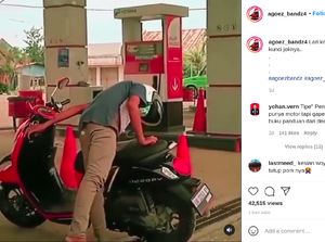 Mau Isi Bensin, Pria Ini Bingung Cari Lubang Kunci Jok Scoopy
