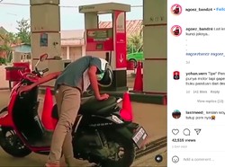 Mau Isi Bensin, Pria Ini Bingung Cari Lubang Kunci Jok Scoopy