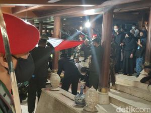 Wismoyo Arismunandar Dimakamkan Secara Militer di Astana Giribangun Wismoyo Arismunandar Dimakamkan Secara Militer di Astana Giribangun