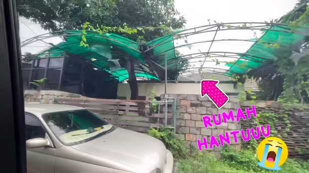 Penampakan Rumah Masa Kecil Nagita Slavina Tak Terawat Hingga Disebut Berhantu<script async src=
